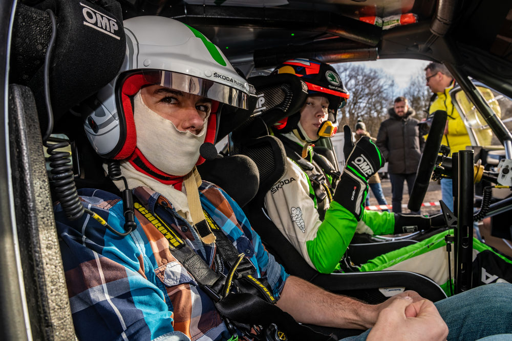 A côté de Kalle Rovanperä, champion en WRC2, votre serviteur a pris la place du navigateur, mais sans pouvoir articuler la moindre note…